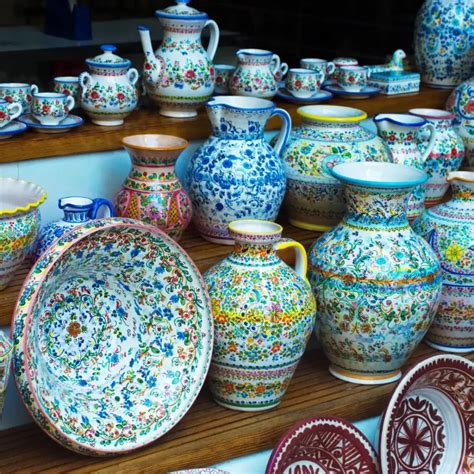 Elementos de cerámica y ornamentación tradicional de la zona