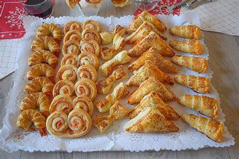 Variedad de aperitivos salados de hojaldre