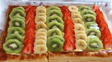 Montaje de una tarta dulce de hojaldre con frutas