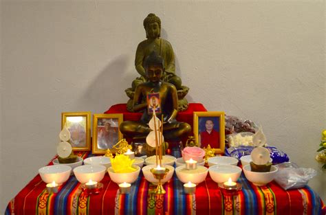 Ofrenda de arroz en un altar budista