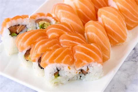 Plato de sushi con arroz