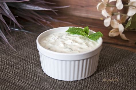 Proceso de batido de la salsa de yogur y menta