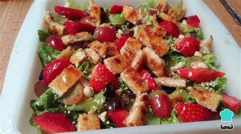 Ensalada de pollo con frutas y queso