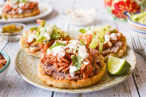Sopes mexicanos variados y coloridos