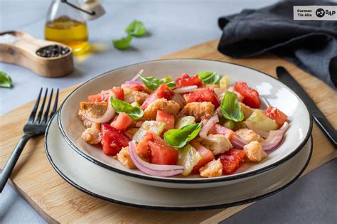 Ensalada Panzanella con pollo y verduras
