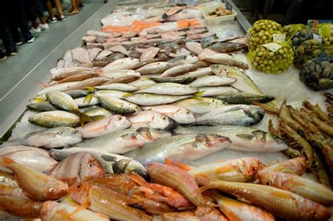 Pescado boquerón fresco en un puesto de mercado