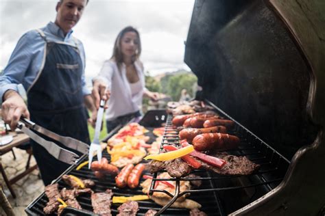 Familia disfrutando de una carne asada al aire libre