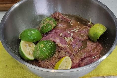 Ingredientes para marinar carne asada: Salsa Lizano, ajo, cebolla, especias