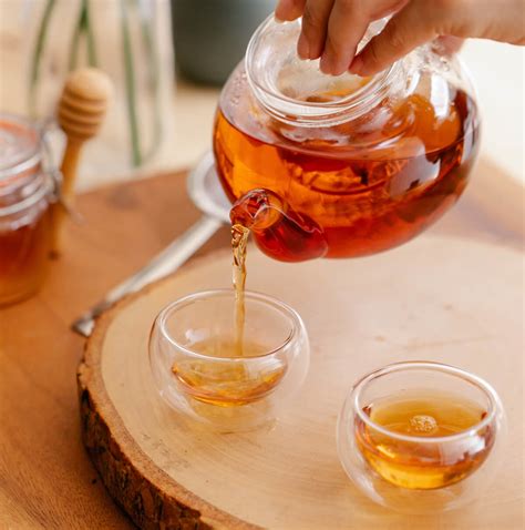 Té pakistaní listo para servir en una taza tradicional
