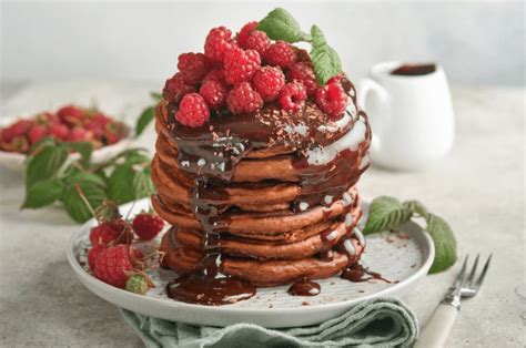 Panqueques de chocolate con frutas y sirope