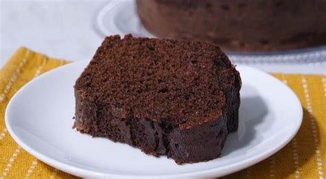 Rebanada de queque de chocolate húmedo
