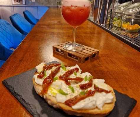 Variedad de tostas y tapas en un bar