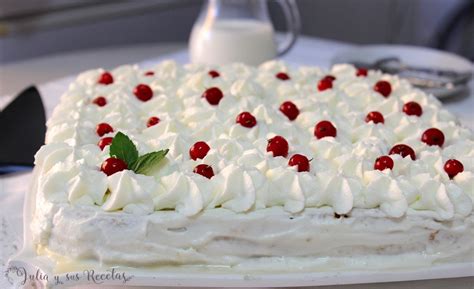 Tarta tres leches con merengue y cerezas