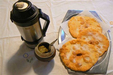 Imagen de un mate con tortas fritas