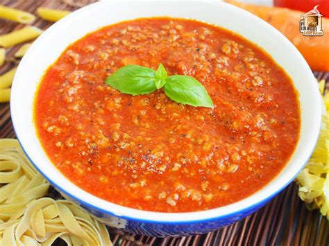Salsa boloñesa casera hirviendo en una sartén