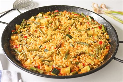 Proceso de cocción de verduras para paella en sartén