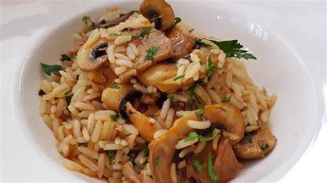 Ingredientes frescos para arroz con champiñones