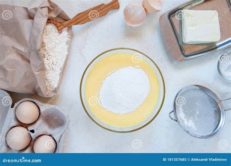 ingredientes frescos para preparar masa de crepes