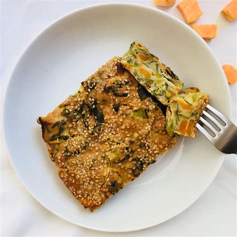 Rebanada de tarta salada de boniato mostrando el interior