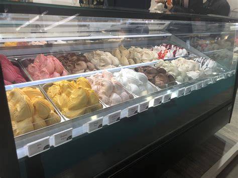 Helados variados en vitrina de heladería