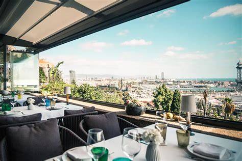 Terraza de heladería con vistas al mar y al castillo