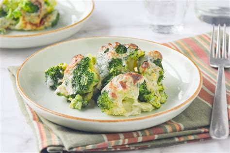 Plato de brócoli gratinado servido como acompañamiento
