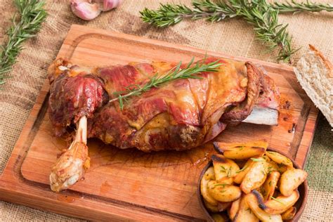 Cordero cocinándose lentamente en un asador