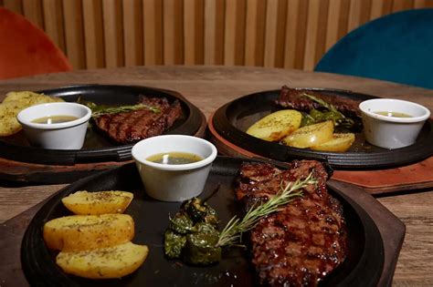 Menú variado cocinado en horno de brasa