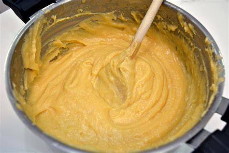 Masa choux preparada en una manga pastelera