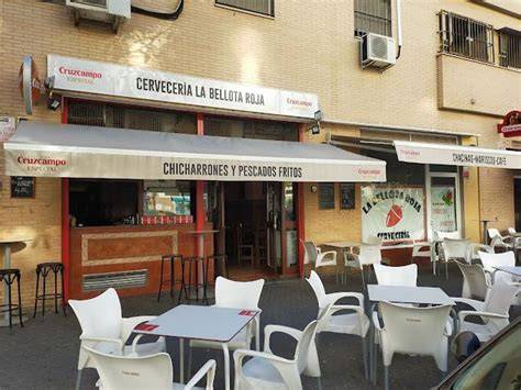 Fachada de la Cervecería Bellota Roja en Pino Montano