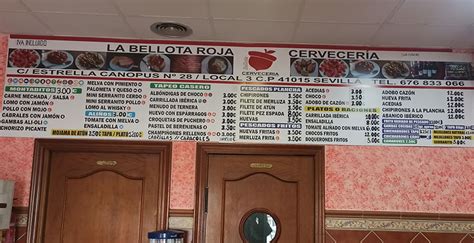 Lista de tapas expuesta en el salón de La Bellota Roja