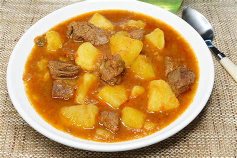 Patatas guisadas con chorizo y carne de cerdo
