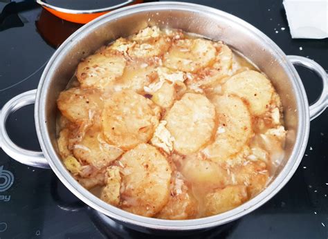 Patatas rebozadas en un guiso con salsa