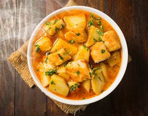 Patatas guisadas con níscalos y bacalao