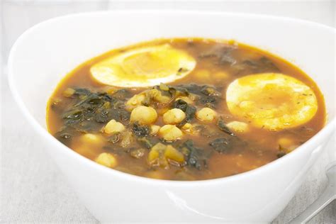 Ingredientes frescos para potaje de garbanzos y espinacas