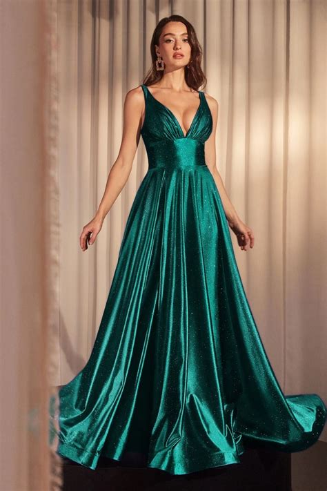 Vestido de noche confeccionado con tela crepé