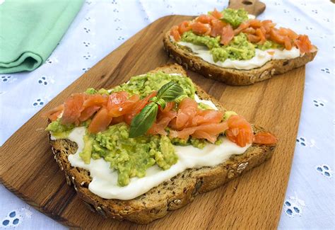 Tosta de aguacate y salmón