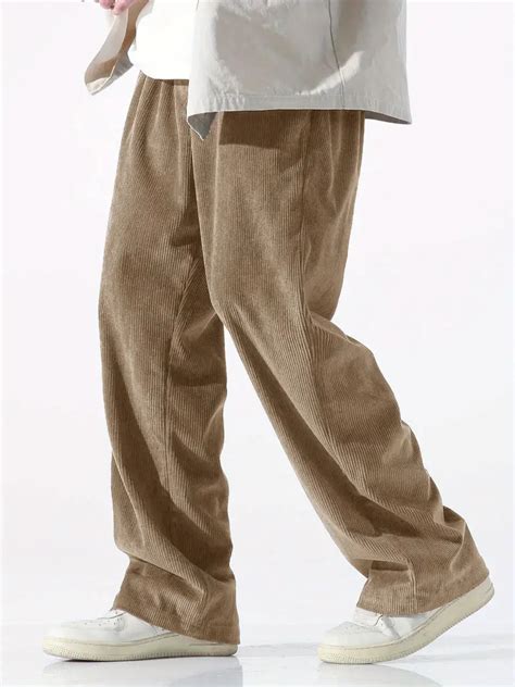 Hombre vistiendo pantalones de pana anchos en un entorno urbano