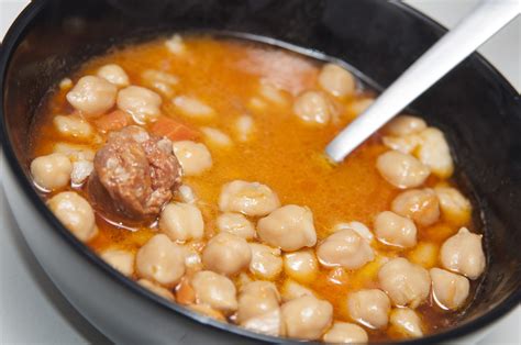 Sopa de garbanzos, fideos y chorizo