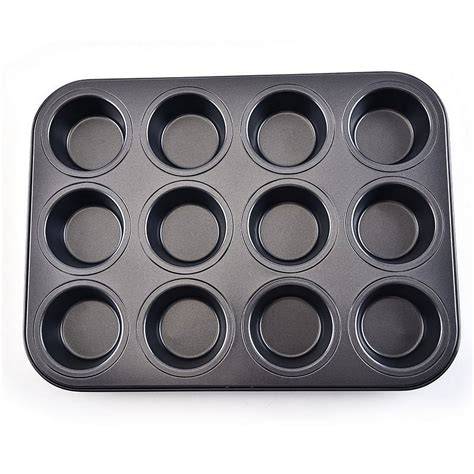 Molde para muffins con tortillas de trigo cortadas en círculos