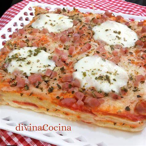 Pastel de pan de molde estilo pizza recién salido del horno