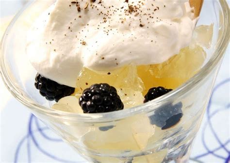 Copa de piña, nata y moras