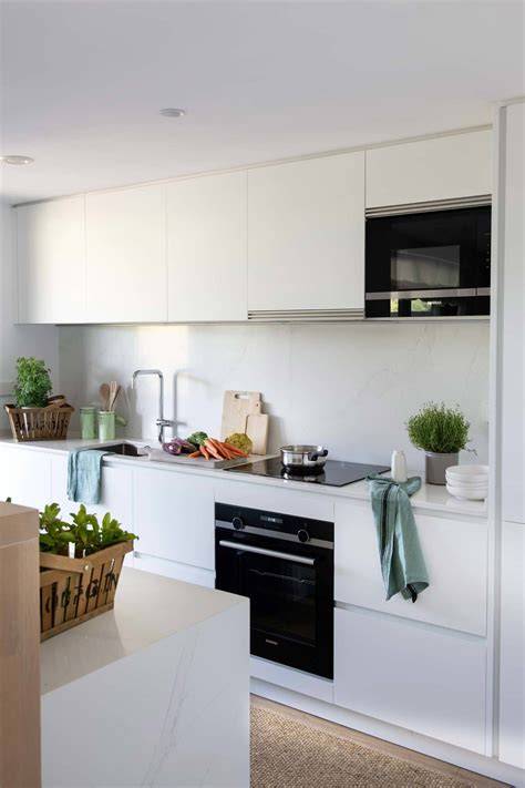 Ejemplo de cocina moderna con microondas integrable