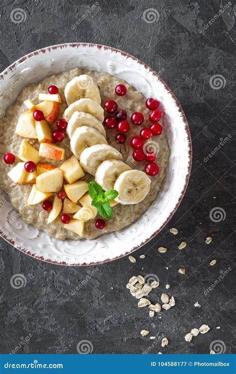Plato de gachas de avena con frutas