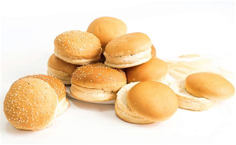 Bollos de pan de hamburguesa listos para hornear