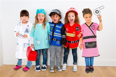 Niños jugando con disfraces creativos