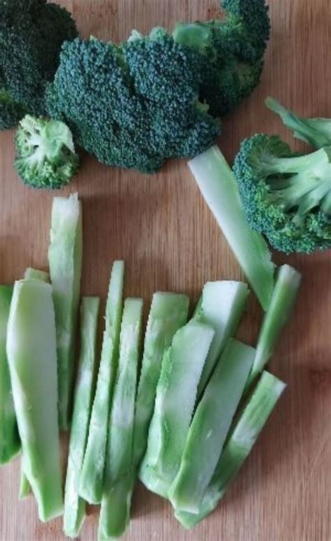 Tallos de brócoli cortados en bastones