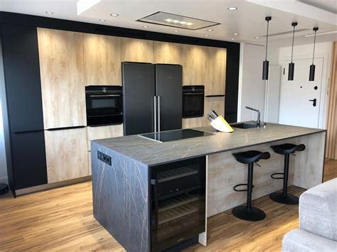 Diseño de una isla de cocina con fregadero y placa de cocción integrados