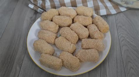 Croquetas de garbanzo rebozadas y listas para freír
