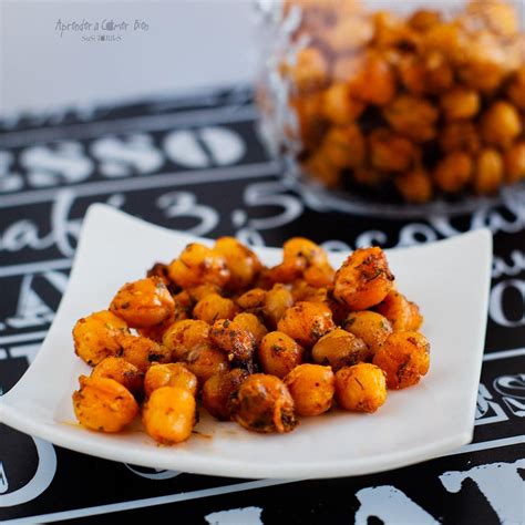 Garbanzos especiados en un tazón como snack